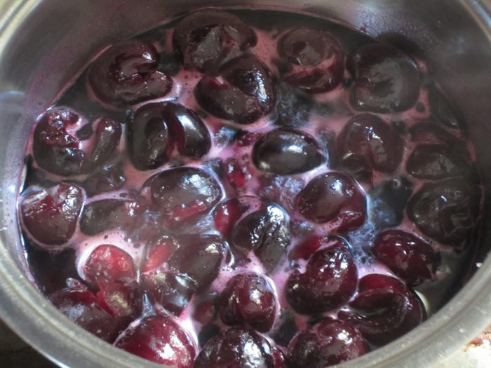 Кростата с черешней и ванильной панна коттой