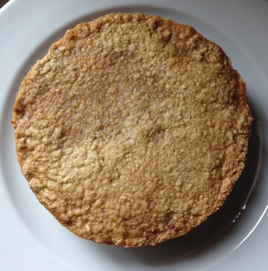 Постный овсяный пирог с халвой и черной смородиной