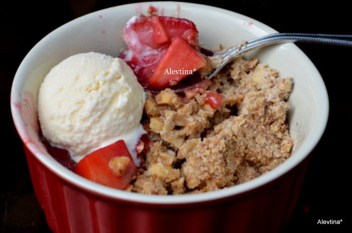 Хрустящий и ягодный десерт с орешками