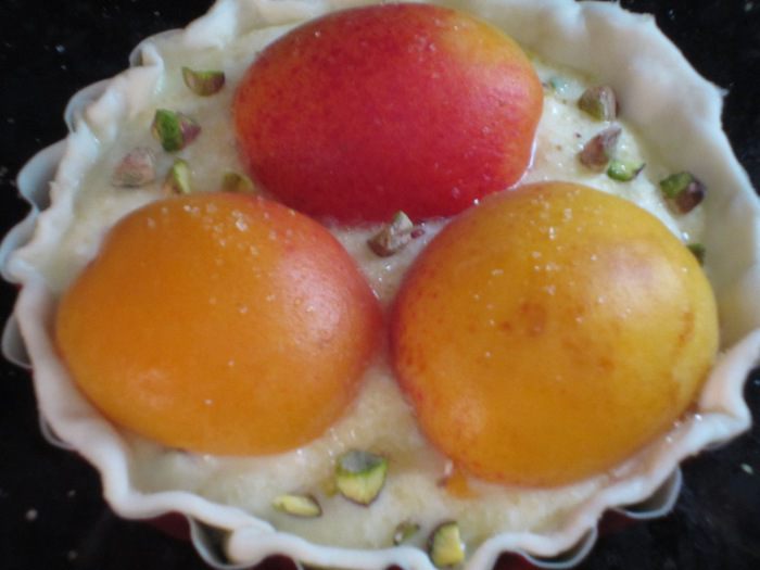 Тарталетки с абрикосами, творожным кремом и фисташками