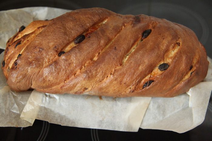 Плетеный хлеб с ягодами годжи