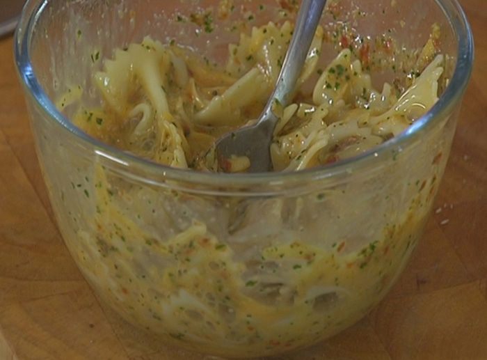 Фриттата с пастой и красным песто 