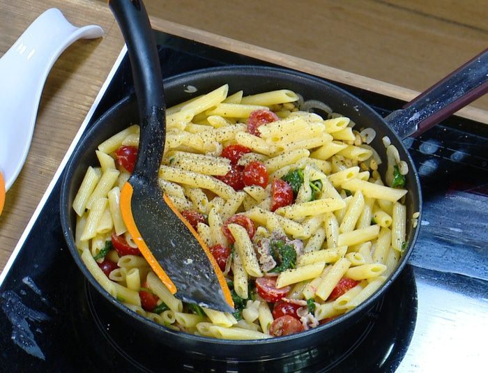 Паста с беконом, шпинатом и помидорами 