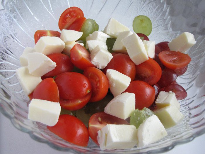 &amp;quot;Круглый&amp;quot; салат из винограда, черри и моцареллы