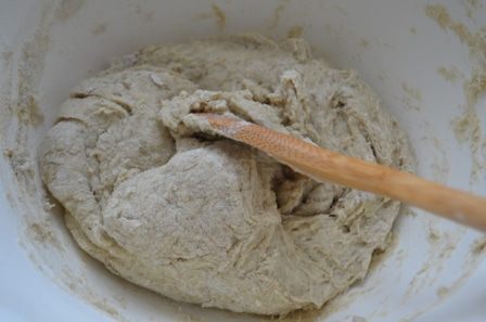 Пшенично-ржаной хлеб с изюмом и орехами