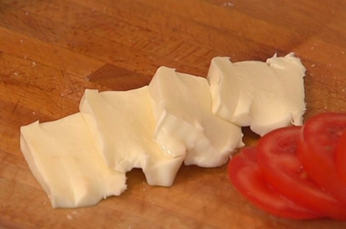 Гренки с баклажанами и моцареллой 