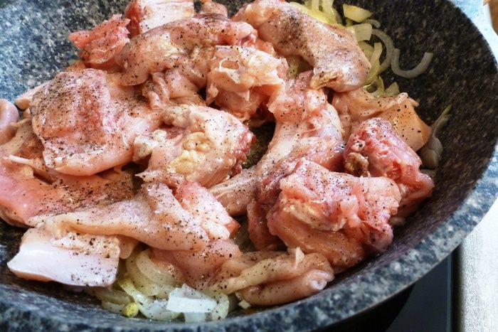 Жареный кролик с болгарским перцем и маслинами