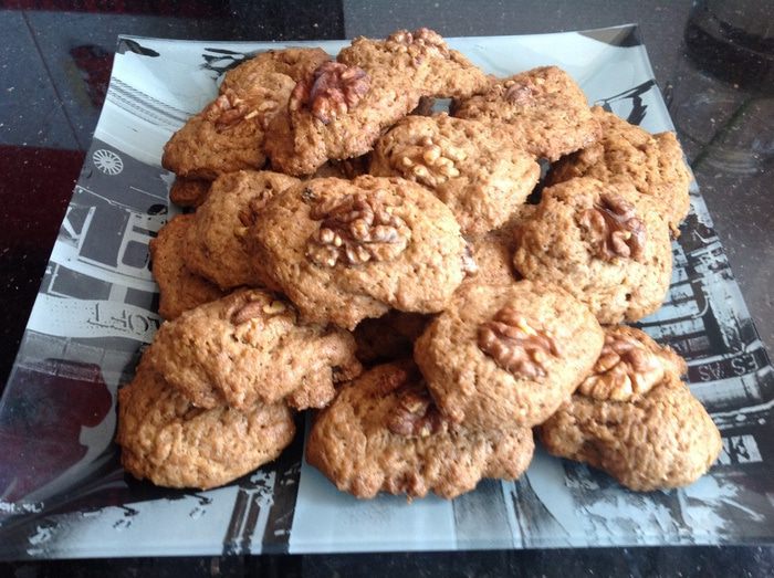 Шоколадное печенье с орешком