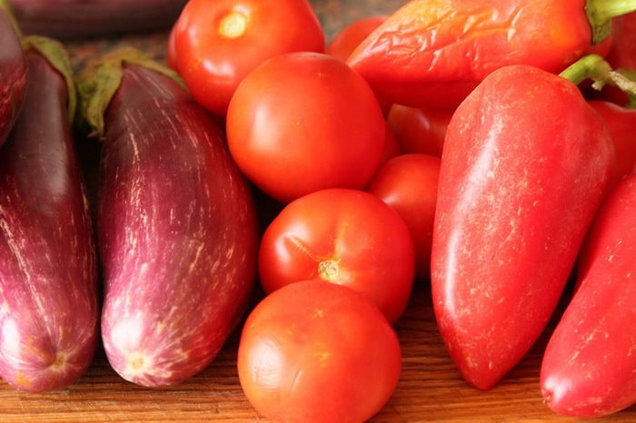 Баклажаны с перцами и помидорами