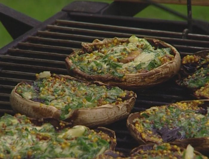 Грибы с горчицей, маслом и петрушкой на гриле  