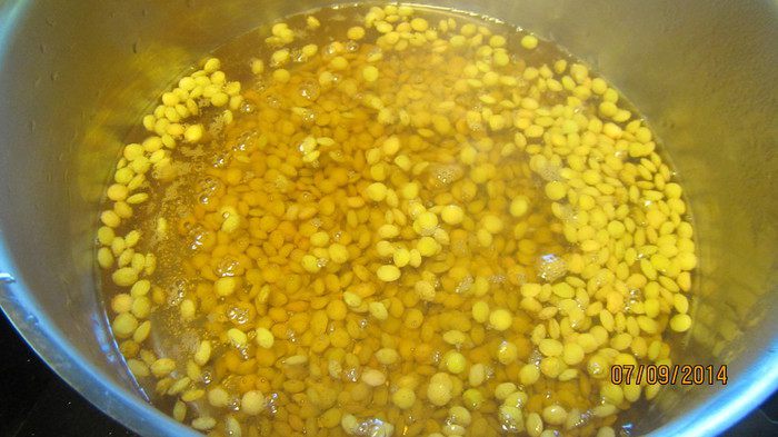 Салат из коричневого риса с шампиньонами и чечевицей