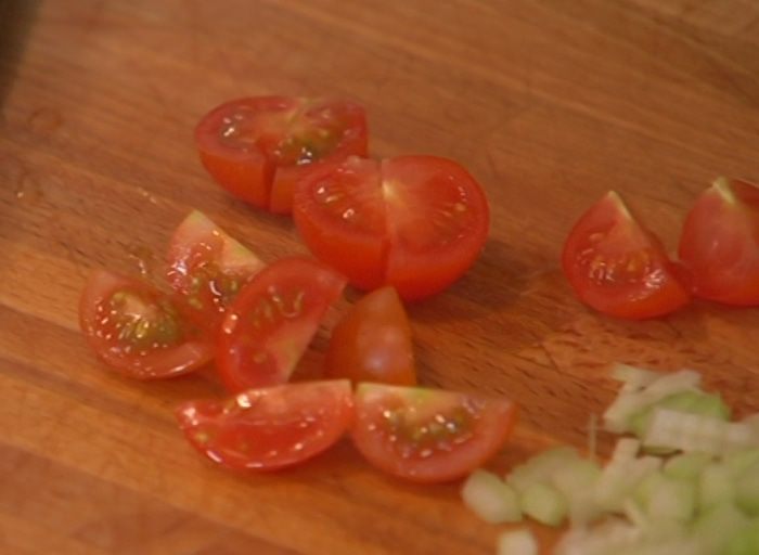 Салат с рисом, сельдереем и кедровыми орешками 