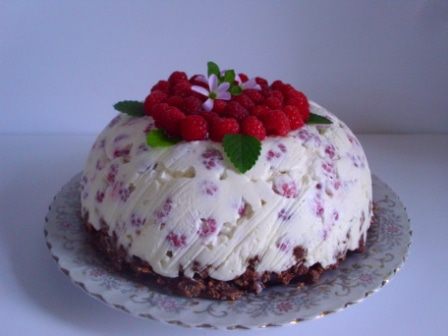 Торт-мороженое с малиной