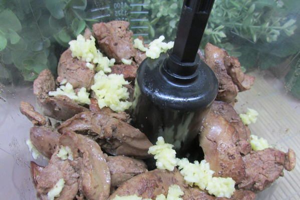 Печеночные шарики с жареным луком в фисташках