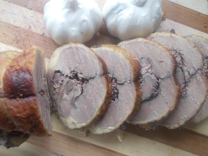 Рулет из утки с финиками и орехами