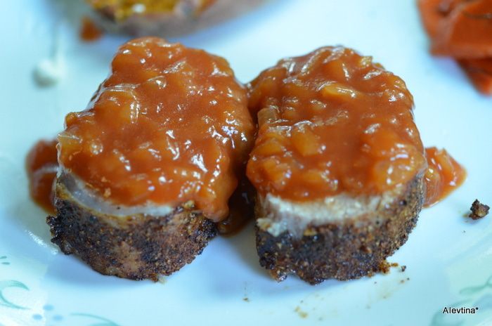 Свинина с яблочным соусом