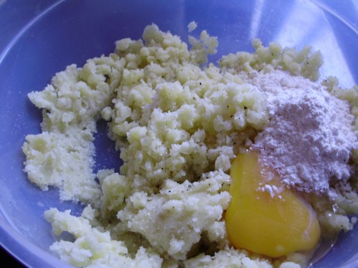 Картофельные галушки с маслом и сухарями