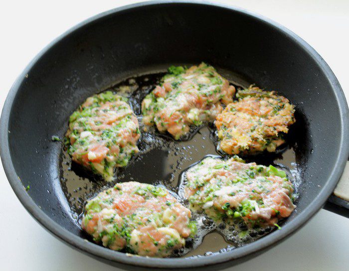 Оладьи из брокколи и лосося
