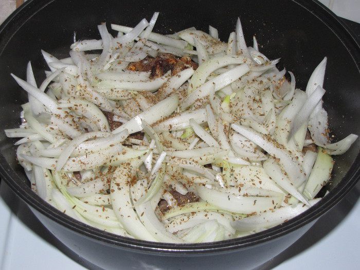 Бараньи ребрышки, томленные под луком