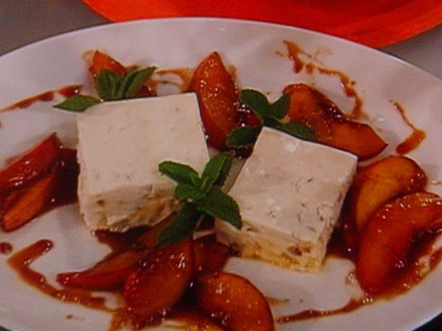 Персиковый парфе с крокантом из миндаля