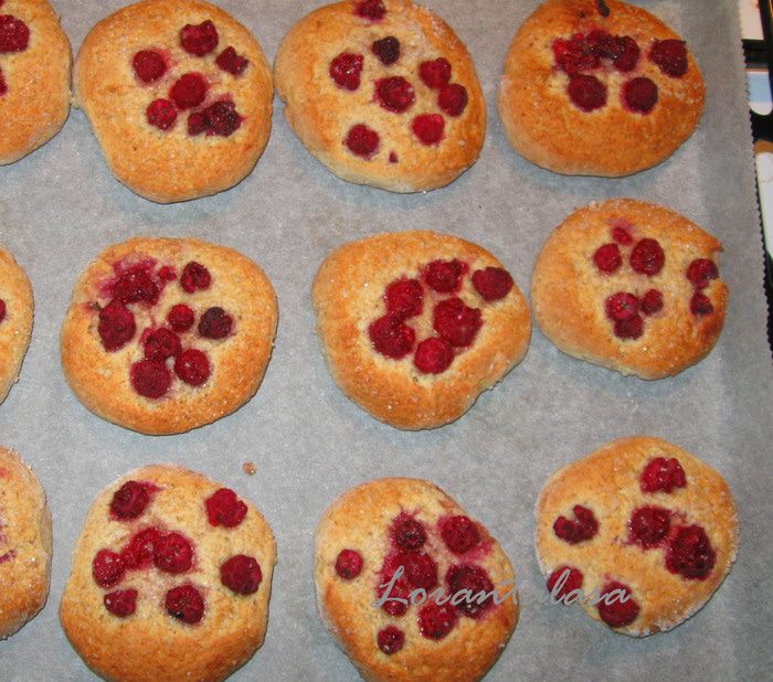 Творожные коржики с малиной