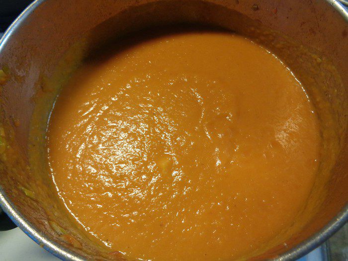 Тыквенно-томатный суп-пюре с беконовыми жгутиками