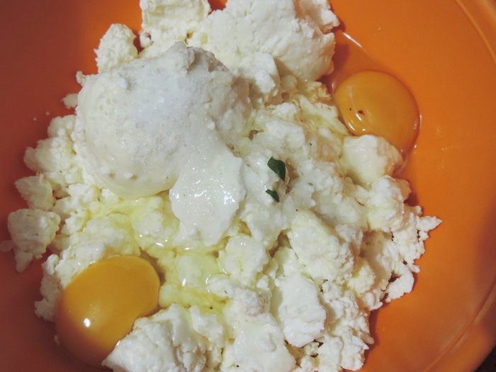 Закусочные кабачковые кексы с творогом, сыром и зеленью