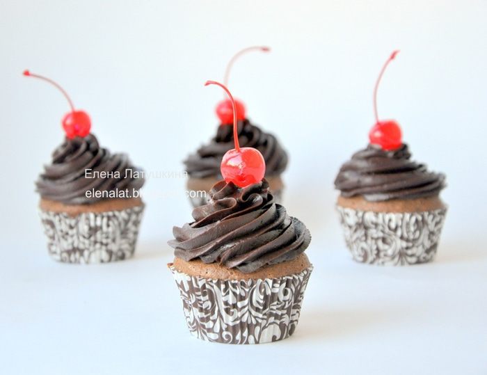 Шоколадные капкейки с грецким орехом с кусочками шоколада