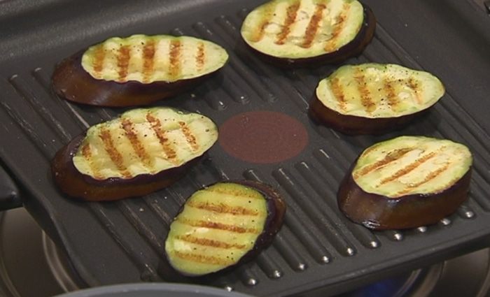 Гренки с баклажанами и моцареллой 