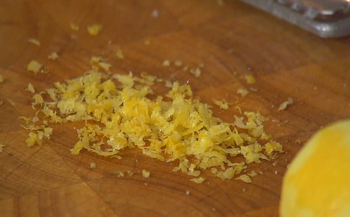 Цыплята, фаршированные творогом, грудинкой и виноградом