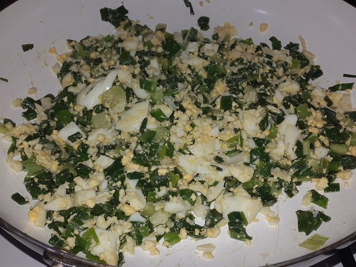 Заливной пирог с зеленым луком и яйцом
