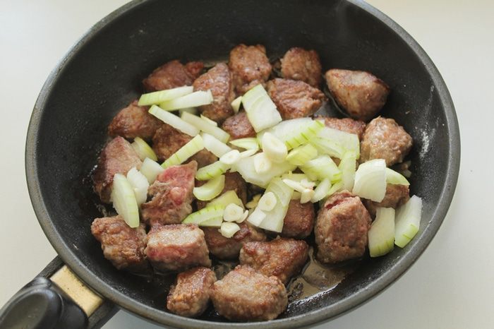 Мясо с грибами и сырными сконами