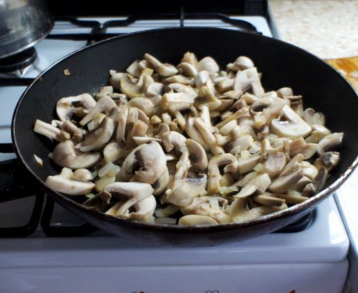 Картофельная пицца с грибами и маслинами