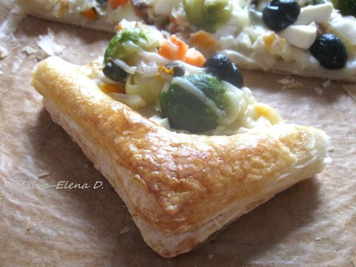 Пирог из слоеного теста с овощами