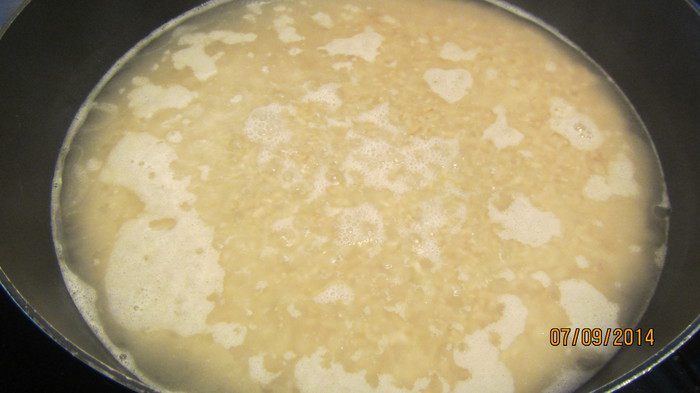 Салат из коричневого риса с шампиньонами и чечевицей