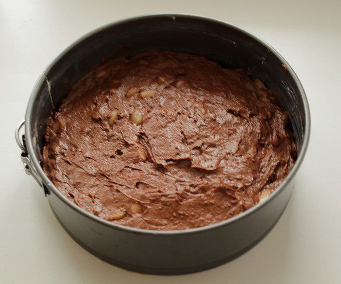 Шоколадный пирог с грушами и орехами