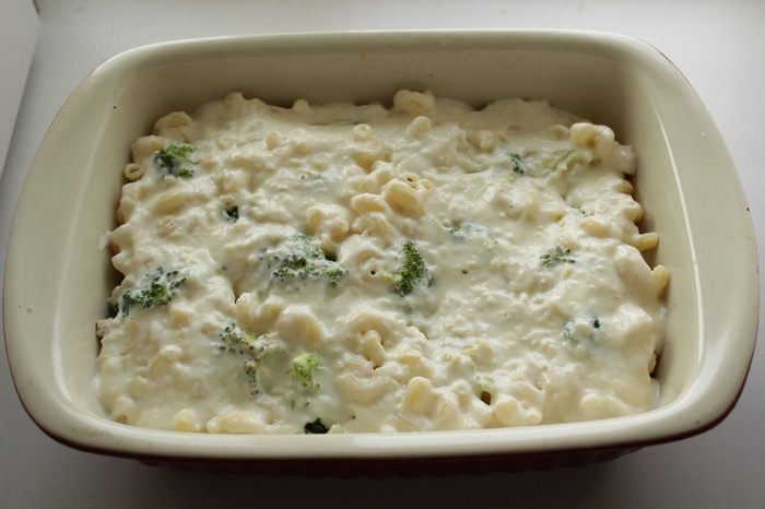 Гратен из макарон, куриной грудки и брокколи