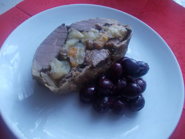 Фаршированная утка яблоками и сухофруктами