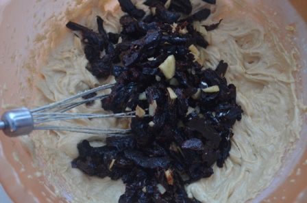 Имбирный кекс с черносливом под карамельным соусом 