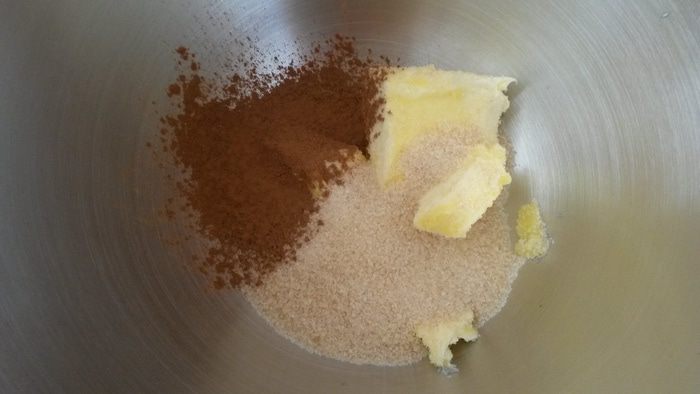 Банановый кекс с орехами, шоколадом и творожным кремом