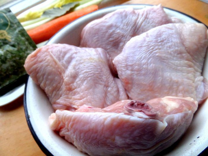 Куриные бёдра с овощами и соусом