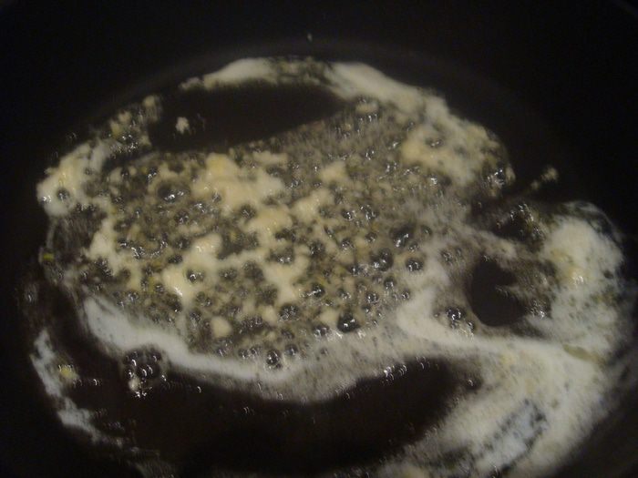Салат из руколы с чесночной панировкой