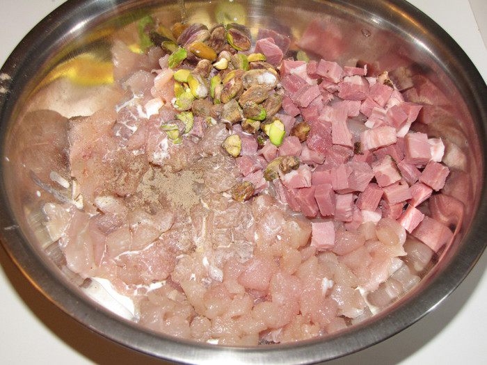 Куриный террин с ветчиной и фисташками