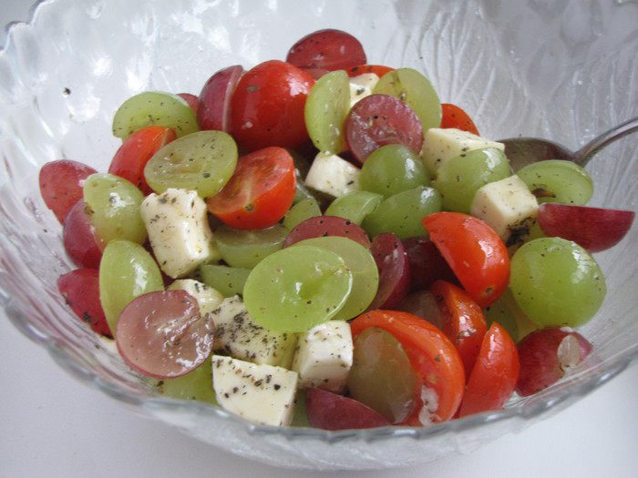 &amp;quot;Круглый&amp;quot; салат из винограда, черри и моцареллы