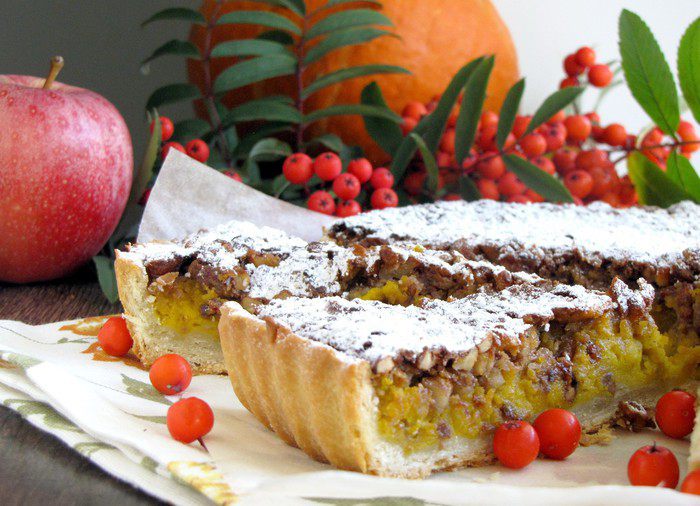 Пряный пирог с тыквой и орехами