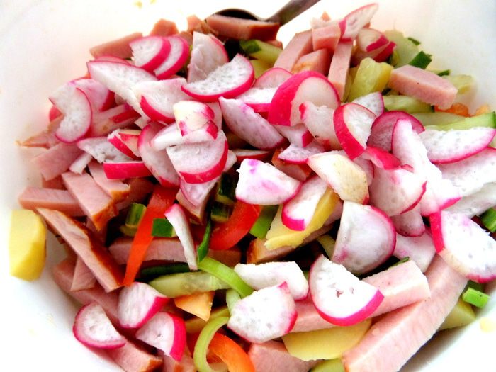 Салат с молодой картошкой и ветчиной