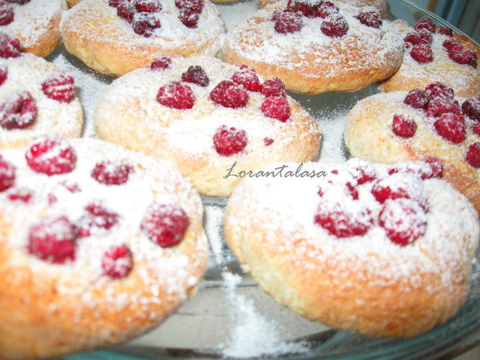 Творожные коржики с малиной