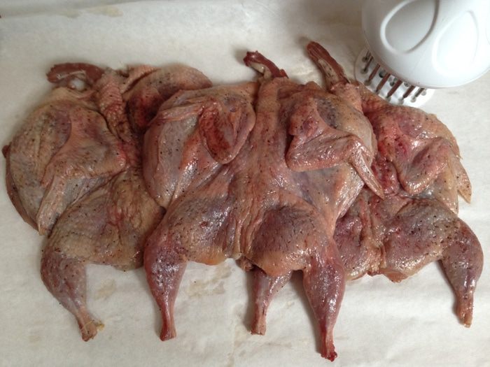 Запеченные перепела на яблочно-луковой подушке