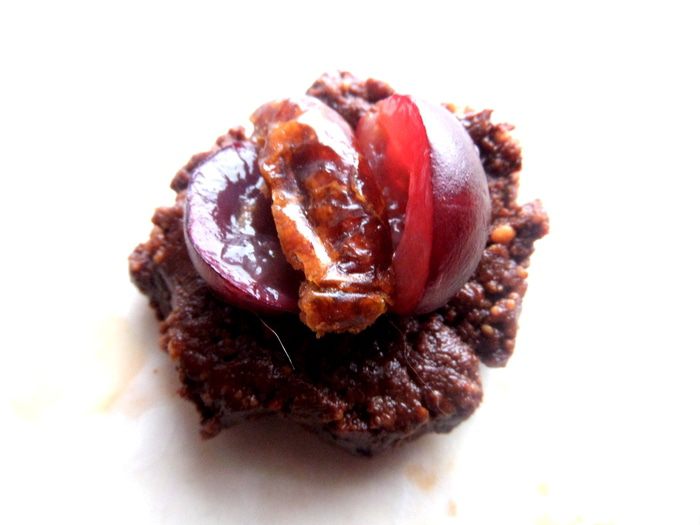 Шоколадные пирожные с фруктами