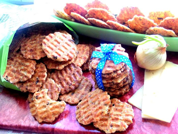 Сырные чипсы на вафельнице